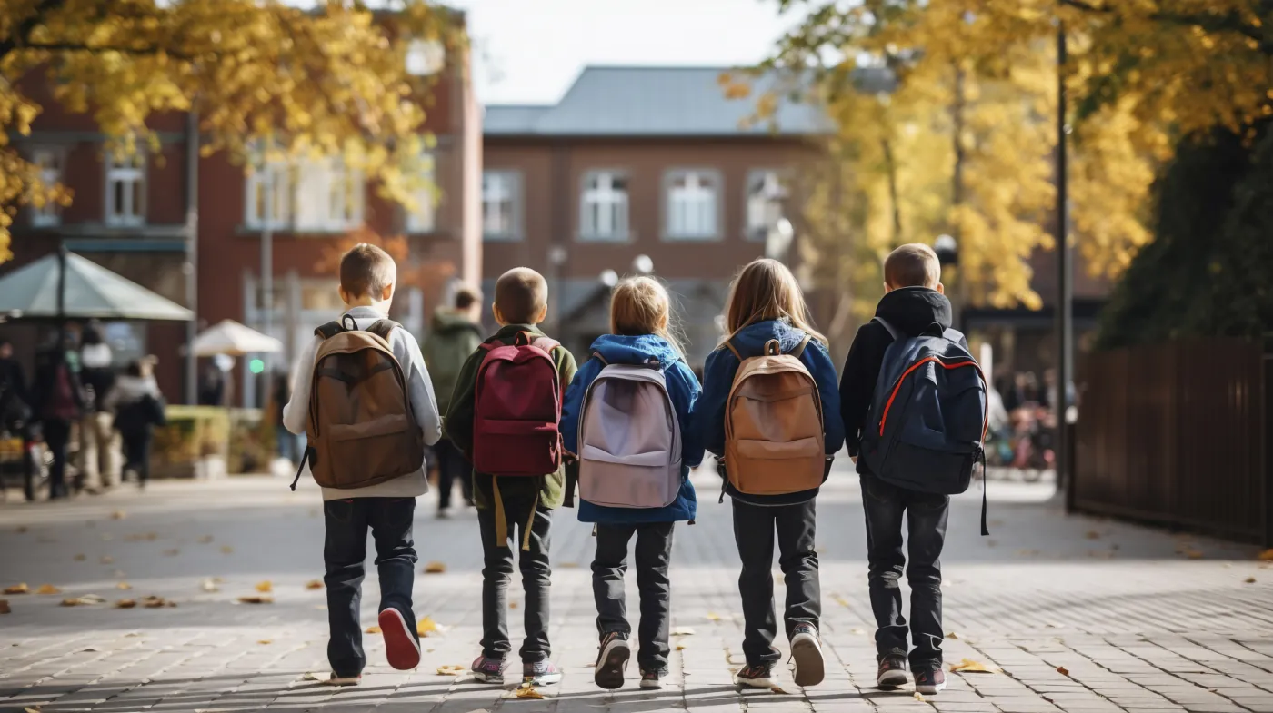 Enfants avec leur cartable devant l'école, campagne Rentreediscount