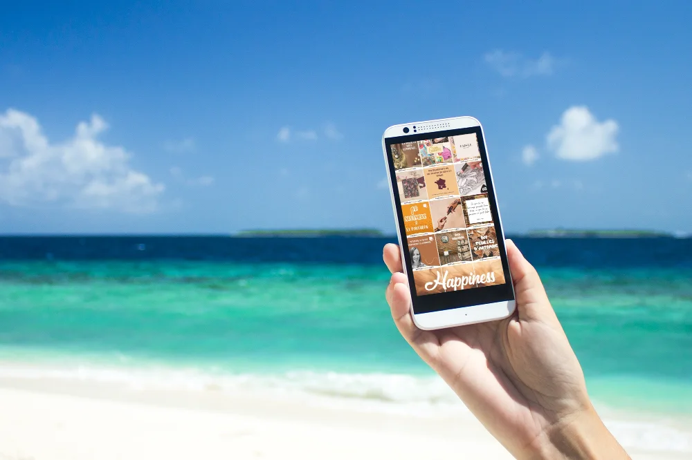 Feed Instagram affiché sur un téléphone au bord de la mer