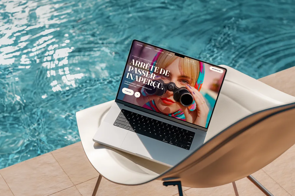 Site internet En Vue affiché sur un ordinateur portable au bord d'une piscine